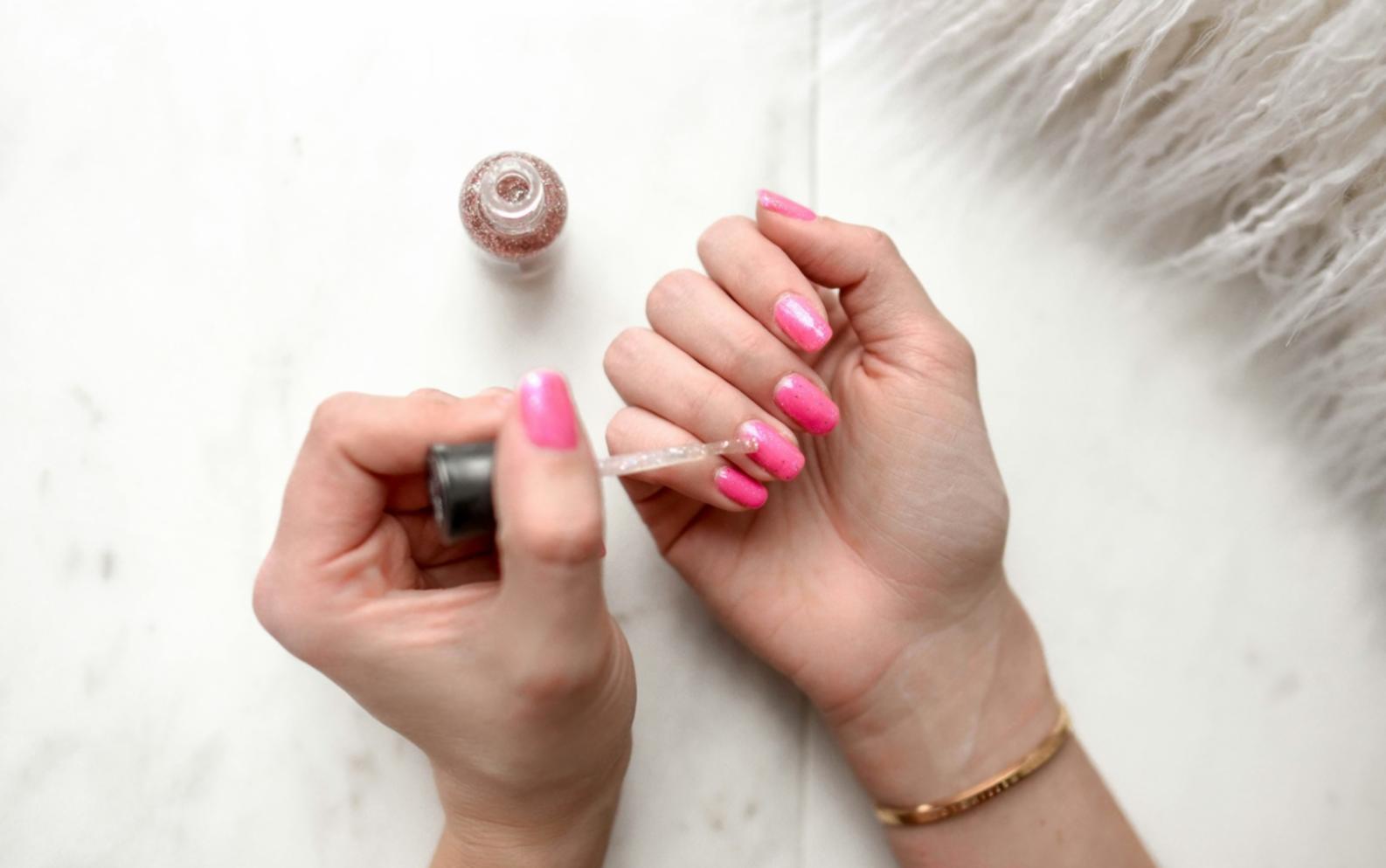 Процес професійного манікюру з демонстрацією техніки роботи