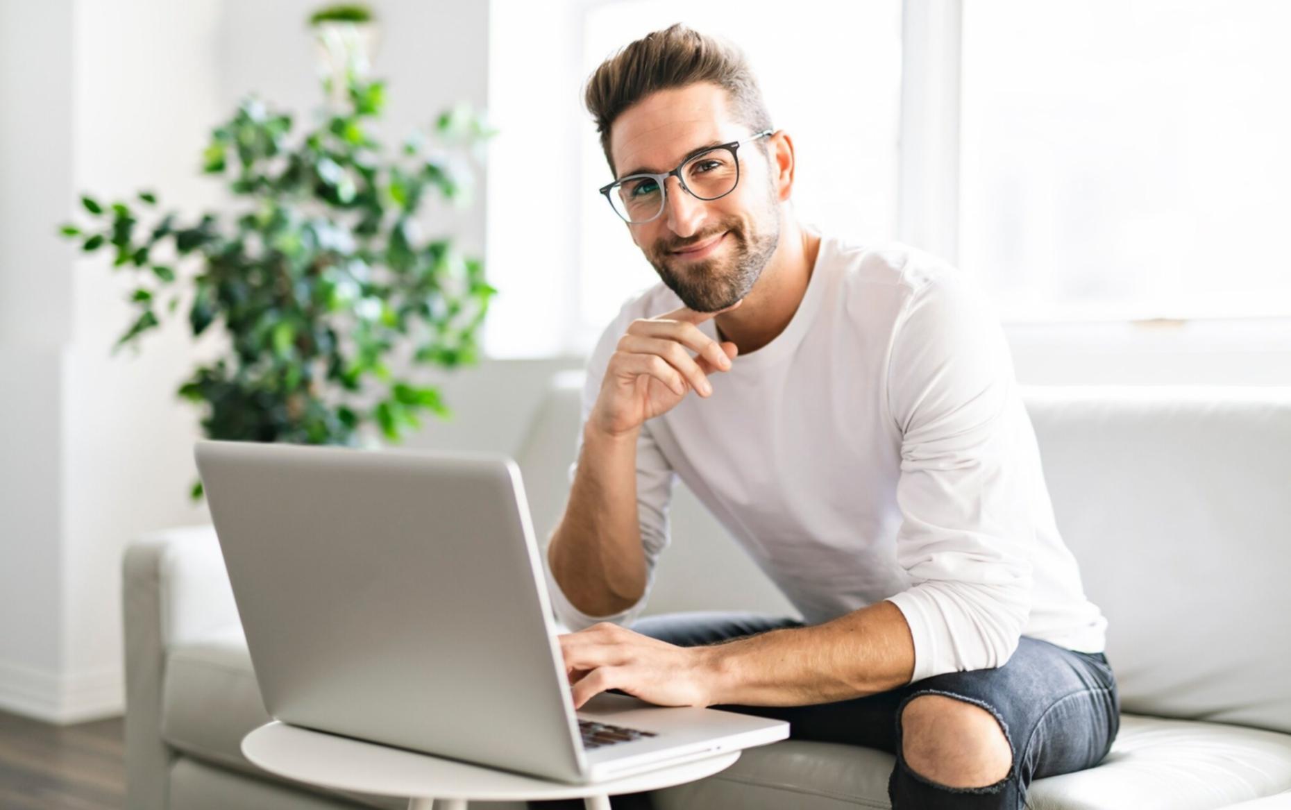 Робоче місце майстра манікюру з інструментами та матеріалами